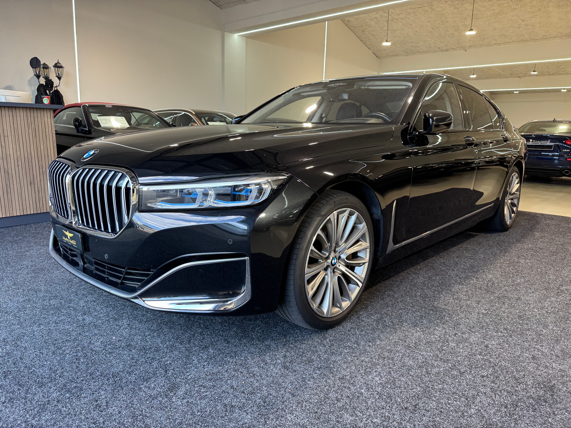 BMW 750i xDrive Steptronic-showroom-element-2