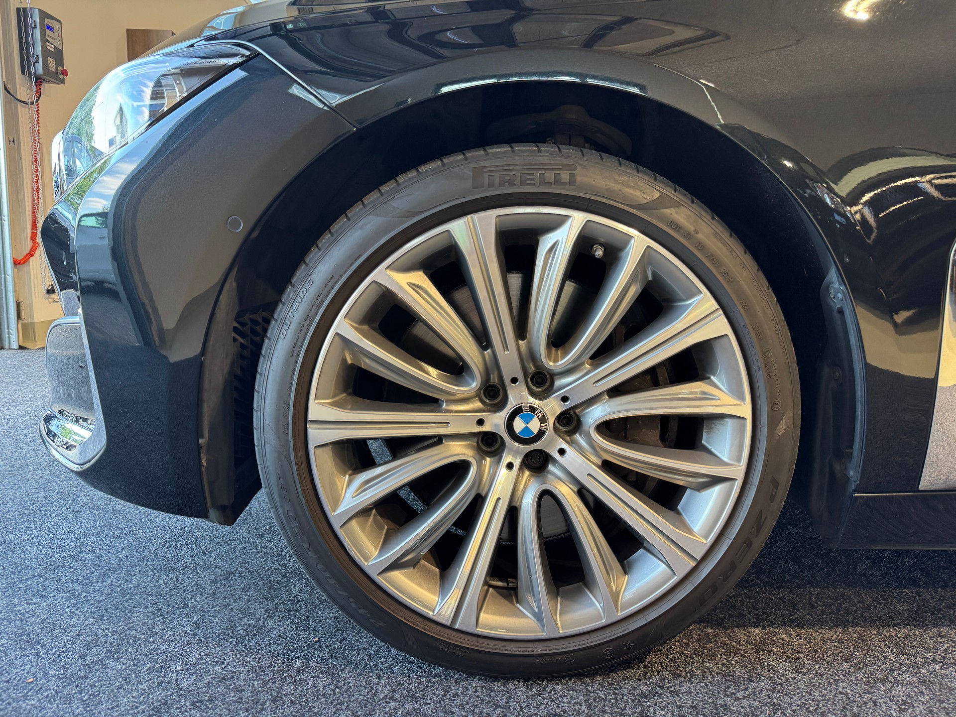 BMW 750i xDrive Steptronic-showroom-element-1
