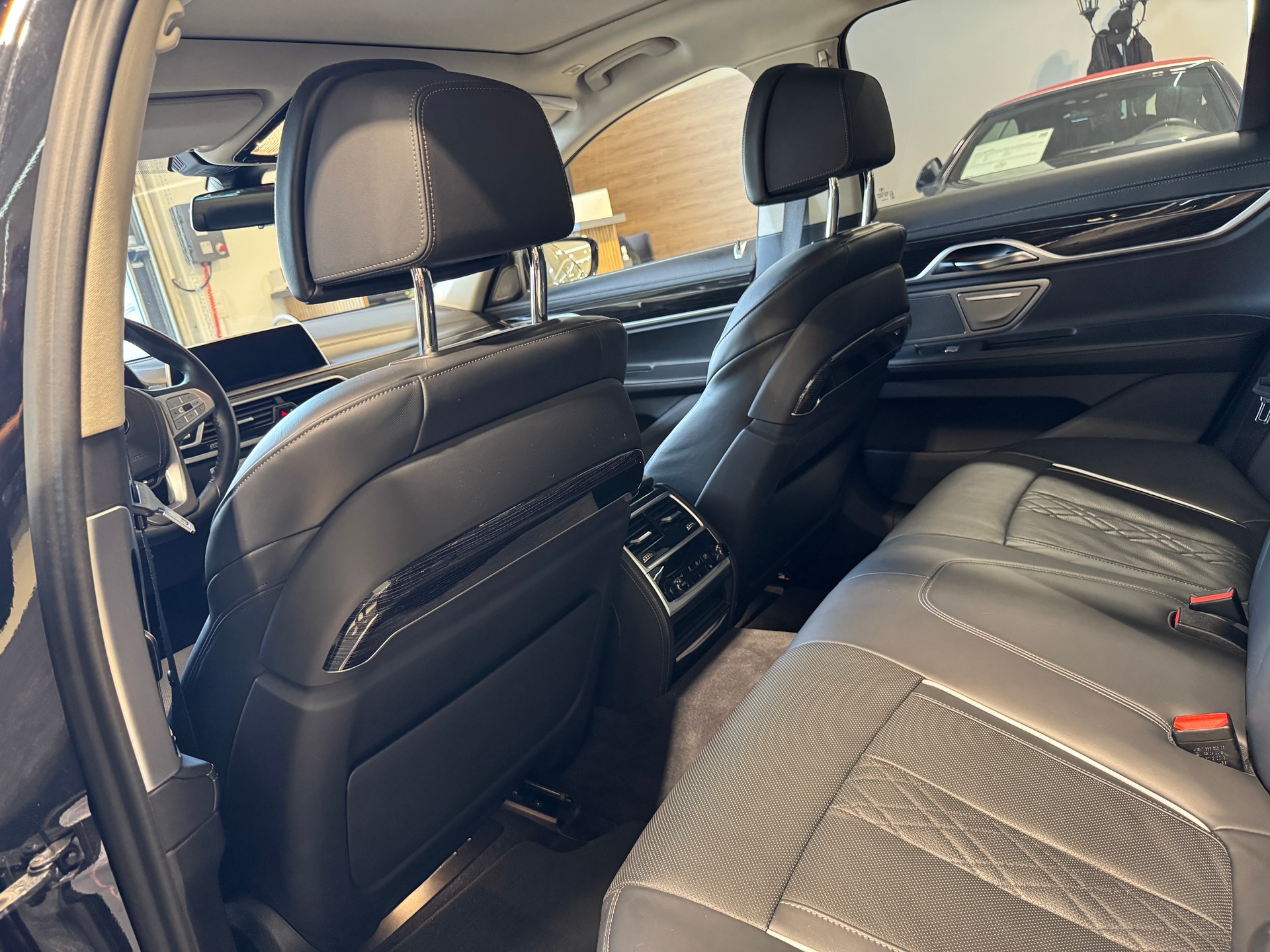 BMW 750i xDrive Steptronic-image-11