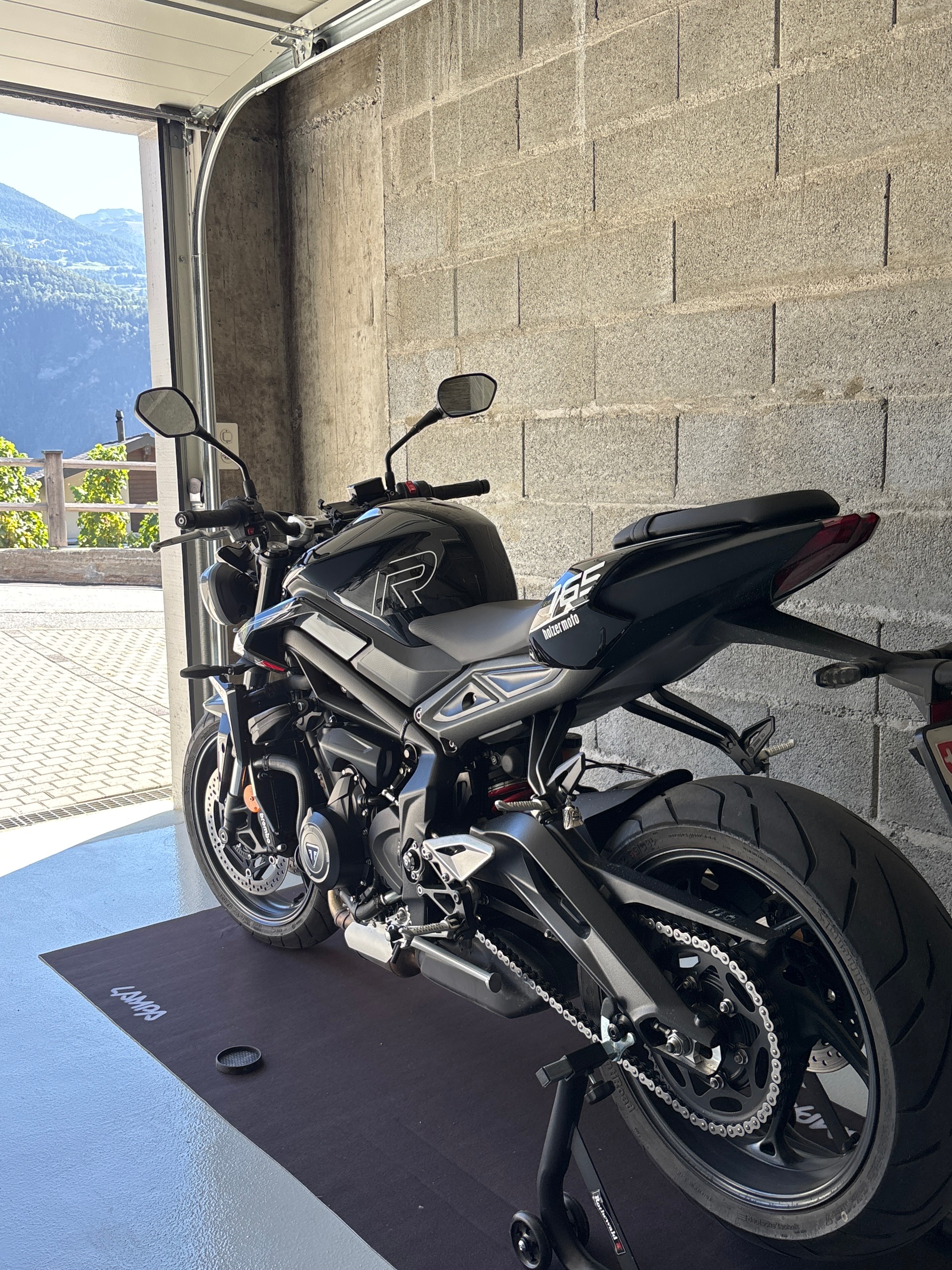 TRIUMPH R-image-1