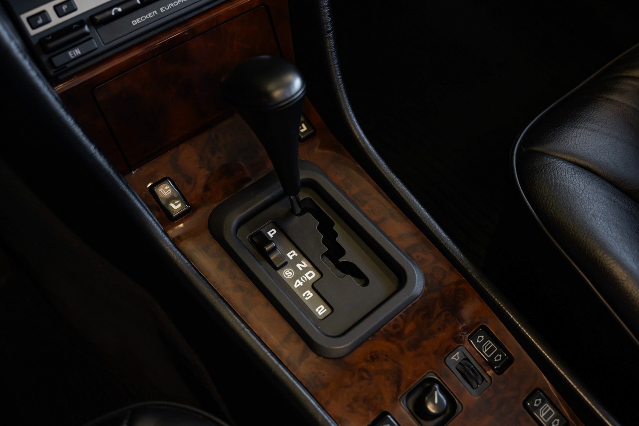 MERCEDES-BENZ 300 CE-24 Cabrio-image-26