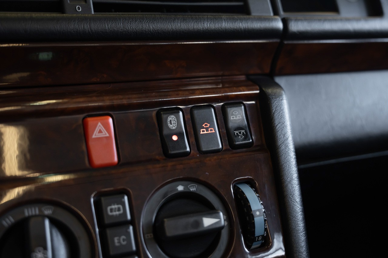 MERCEDES-BENZ 300 CE-24 Cabrio-image-25