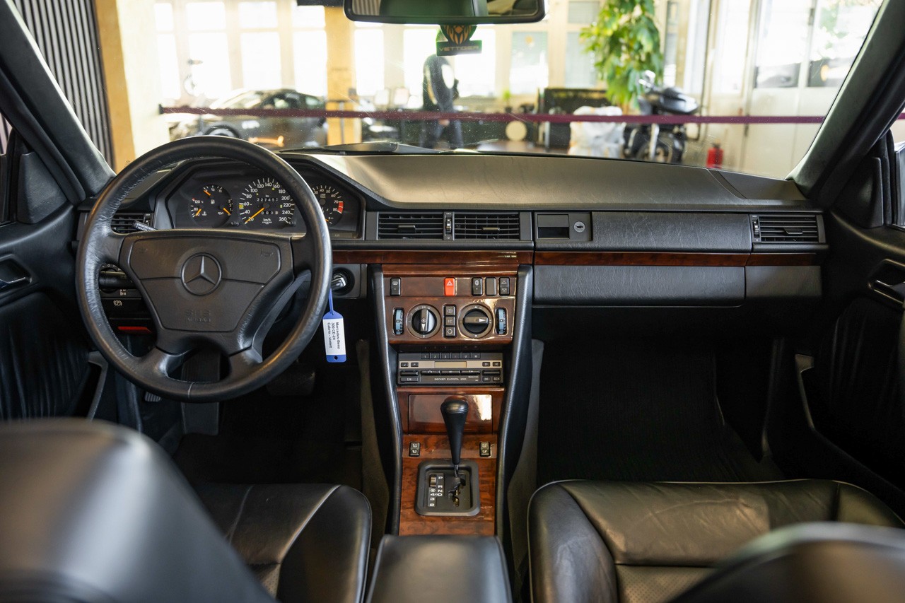 MERCEDES-BENZ 300 CE-24 Cabrio-image-12