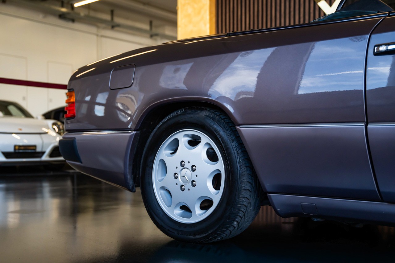 MERCEDES-BENZ 300 CE-24 Cabrio-image-9