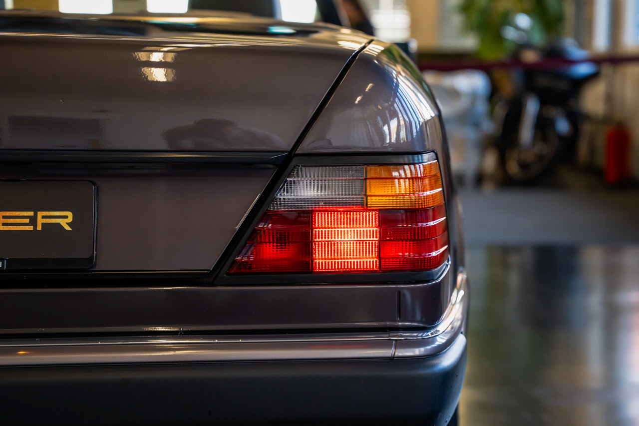 MERCEDES-BENZ 300 CE-24 Cabrio-image-11