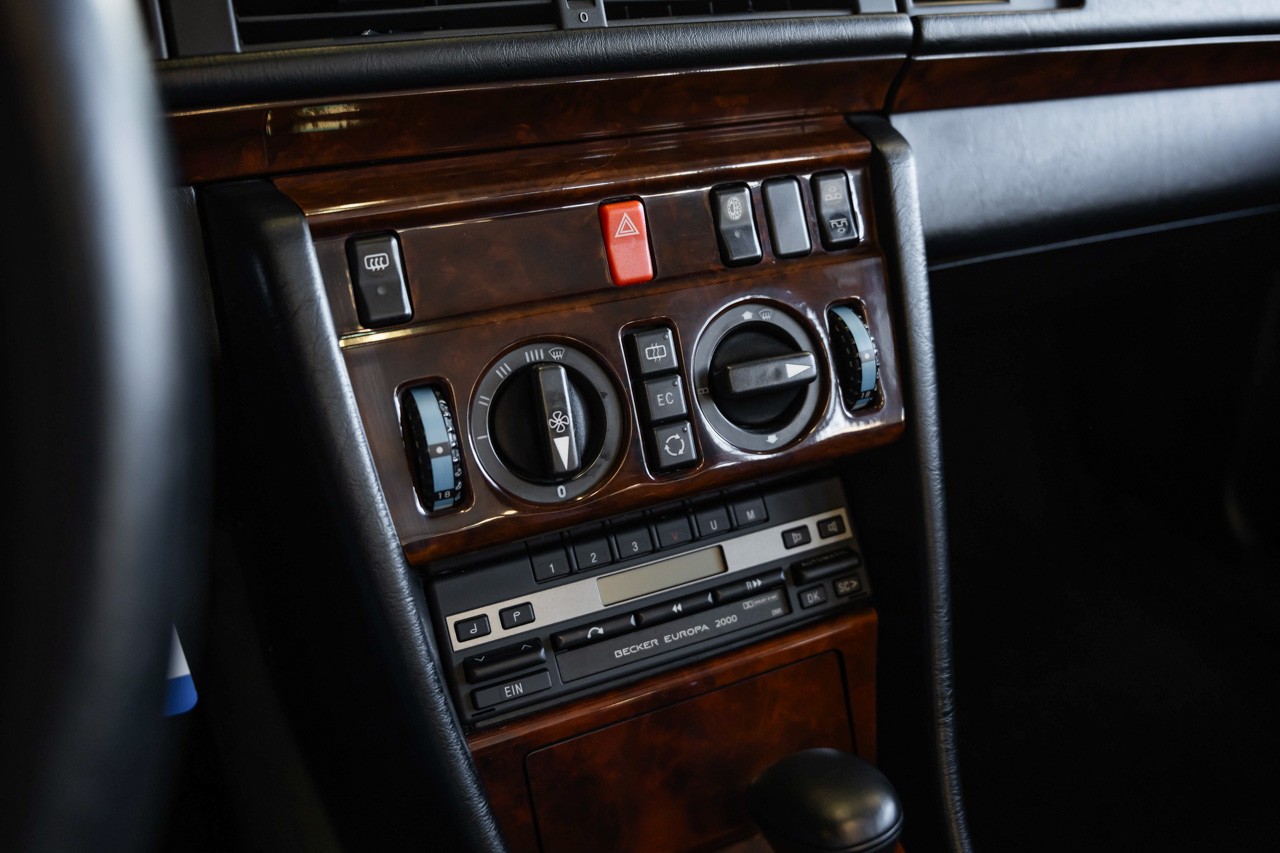 MERCEDES-BENZ 300 CE-24 Cabrio-image-24