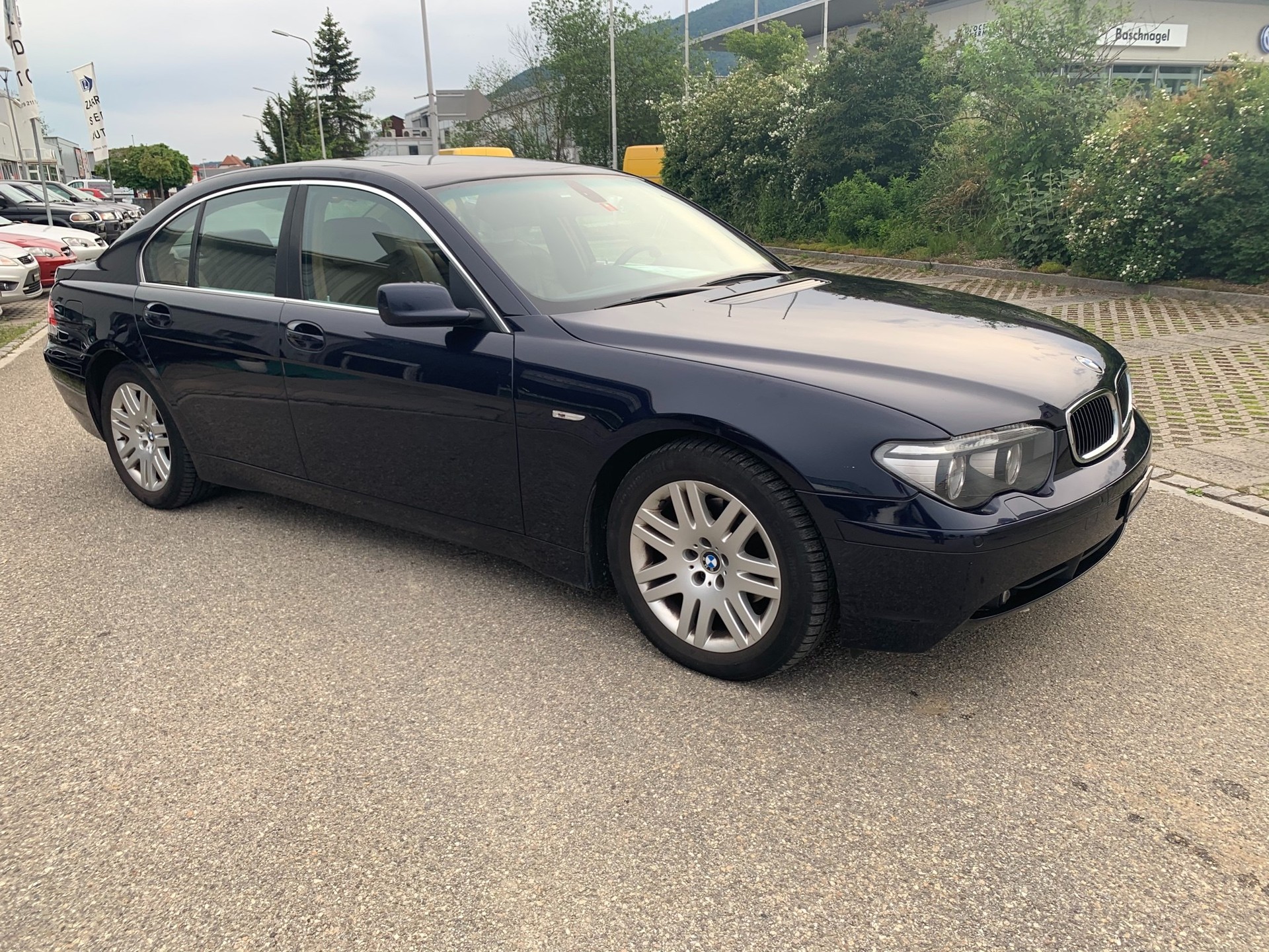 BMW 735i-image-1