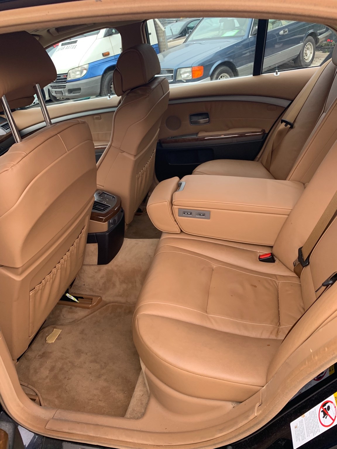 BMW 735i-image-7