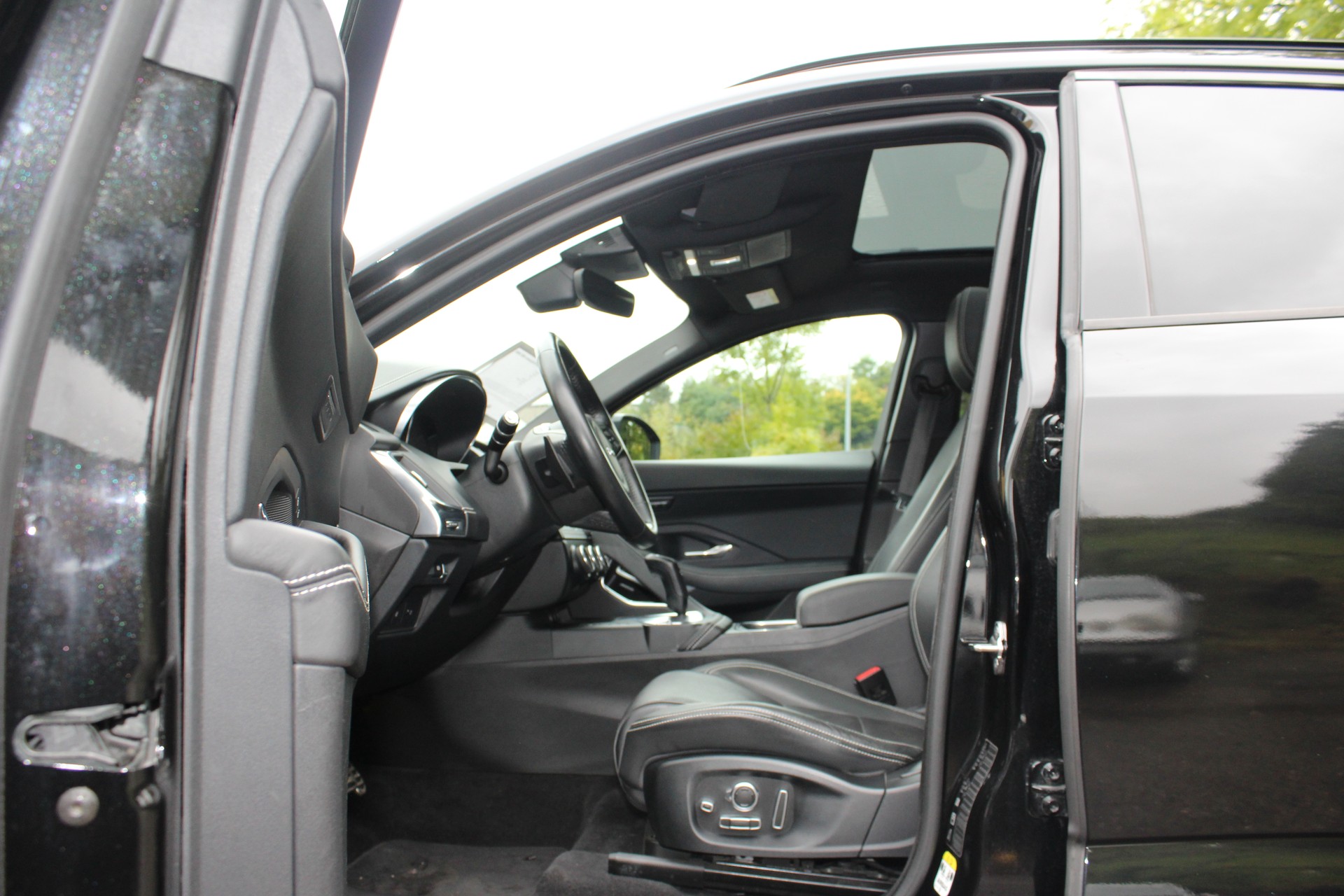 JAGUAR E-Pace 2.0 P300 R-Dynamic HSE AWD Automatik-image-11