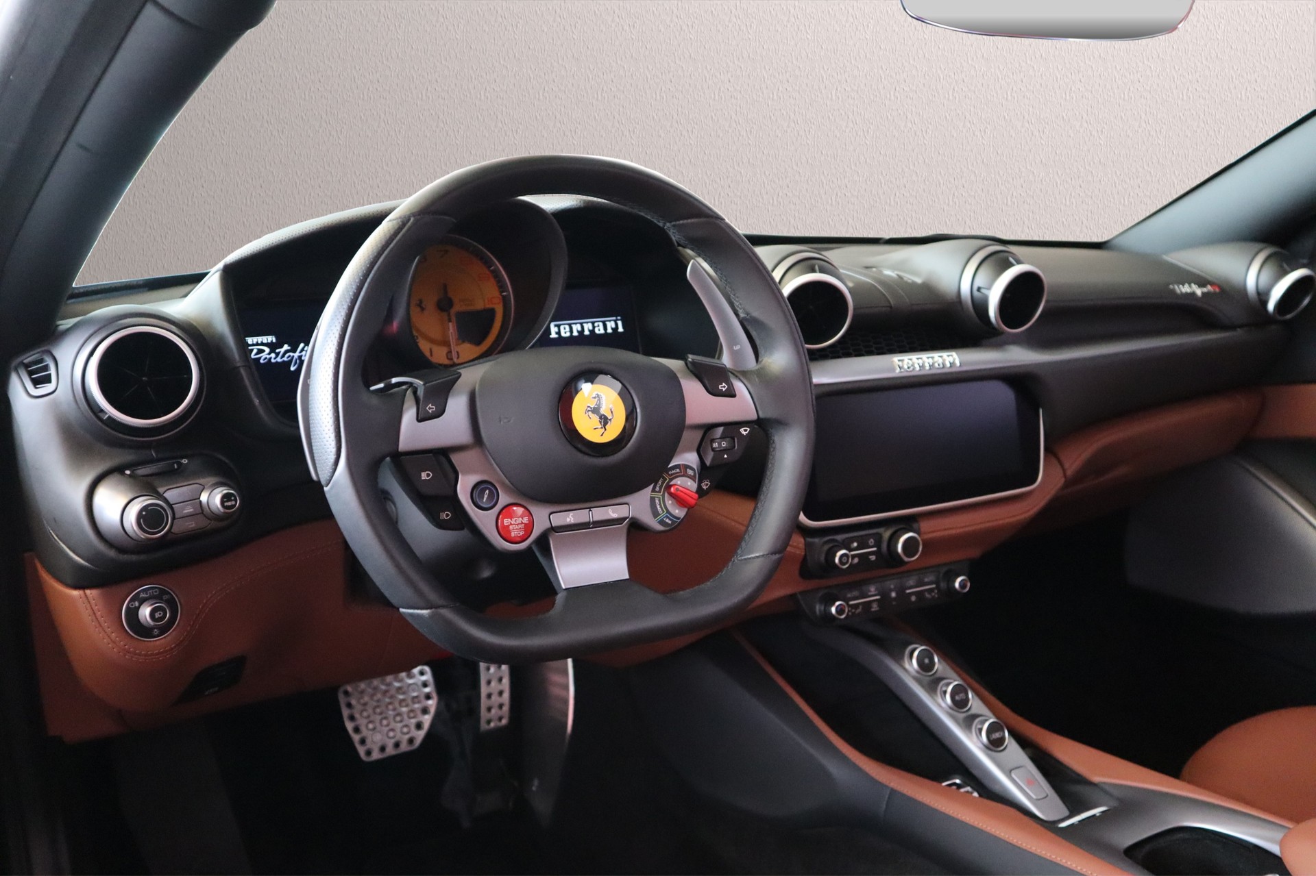 FERRARI Portofino M-showroom-element-2