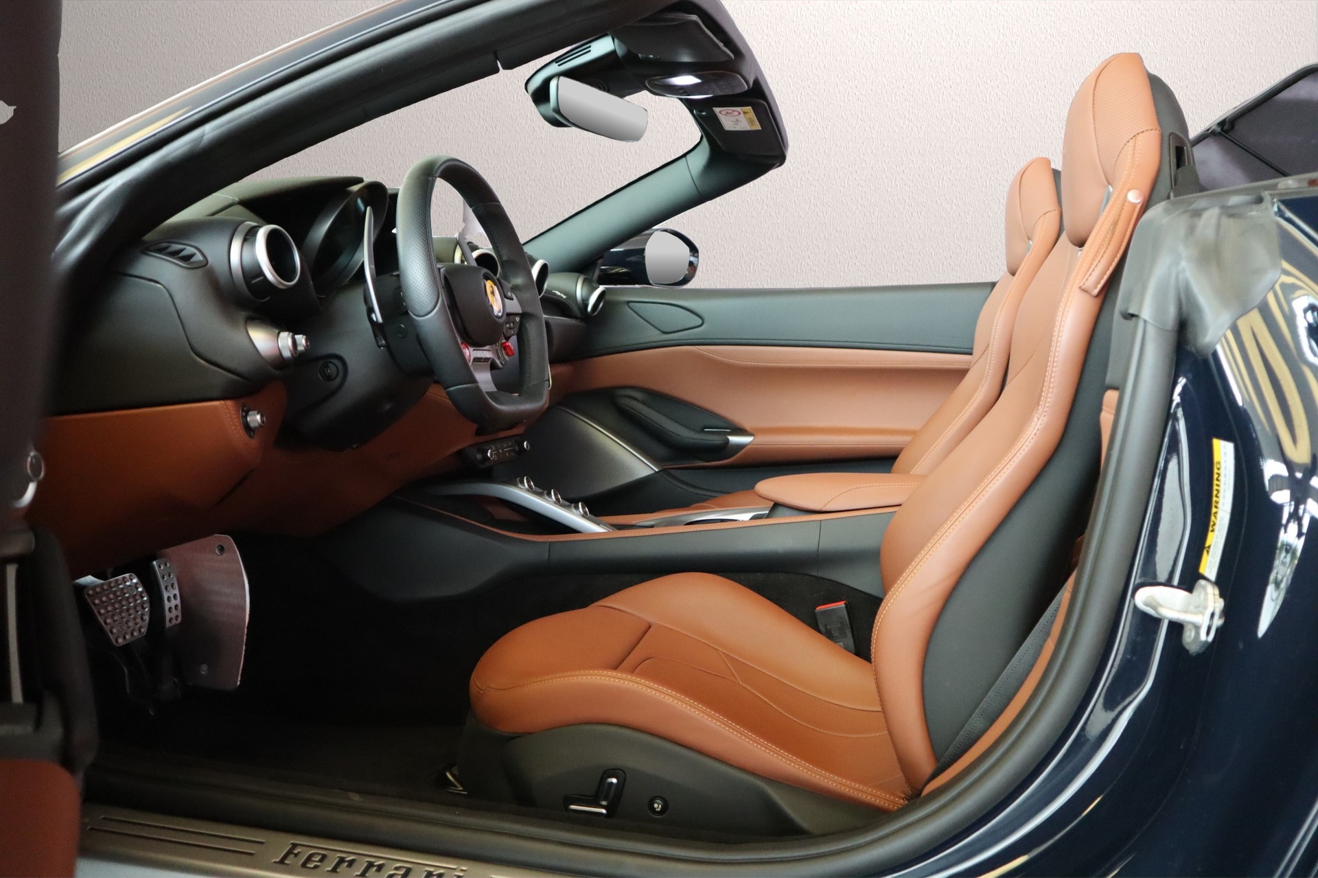 FERRARI Portofino M-showroom-element-3