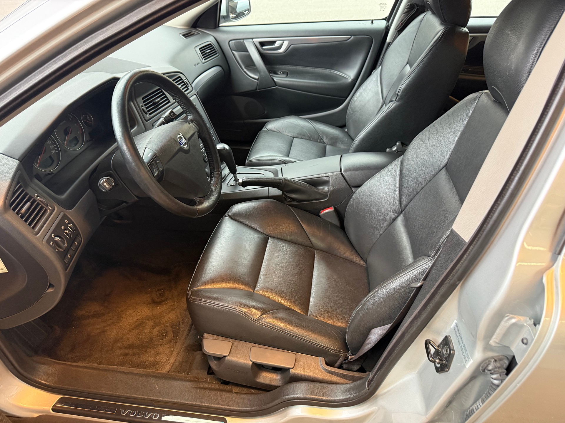 VOLVO S60 2.0T-image-6