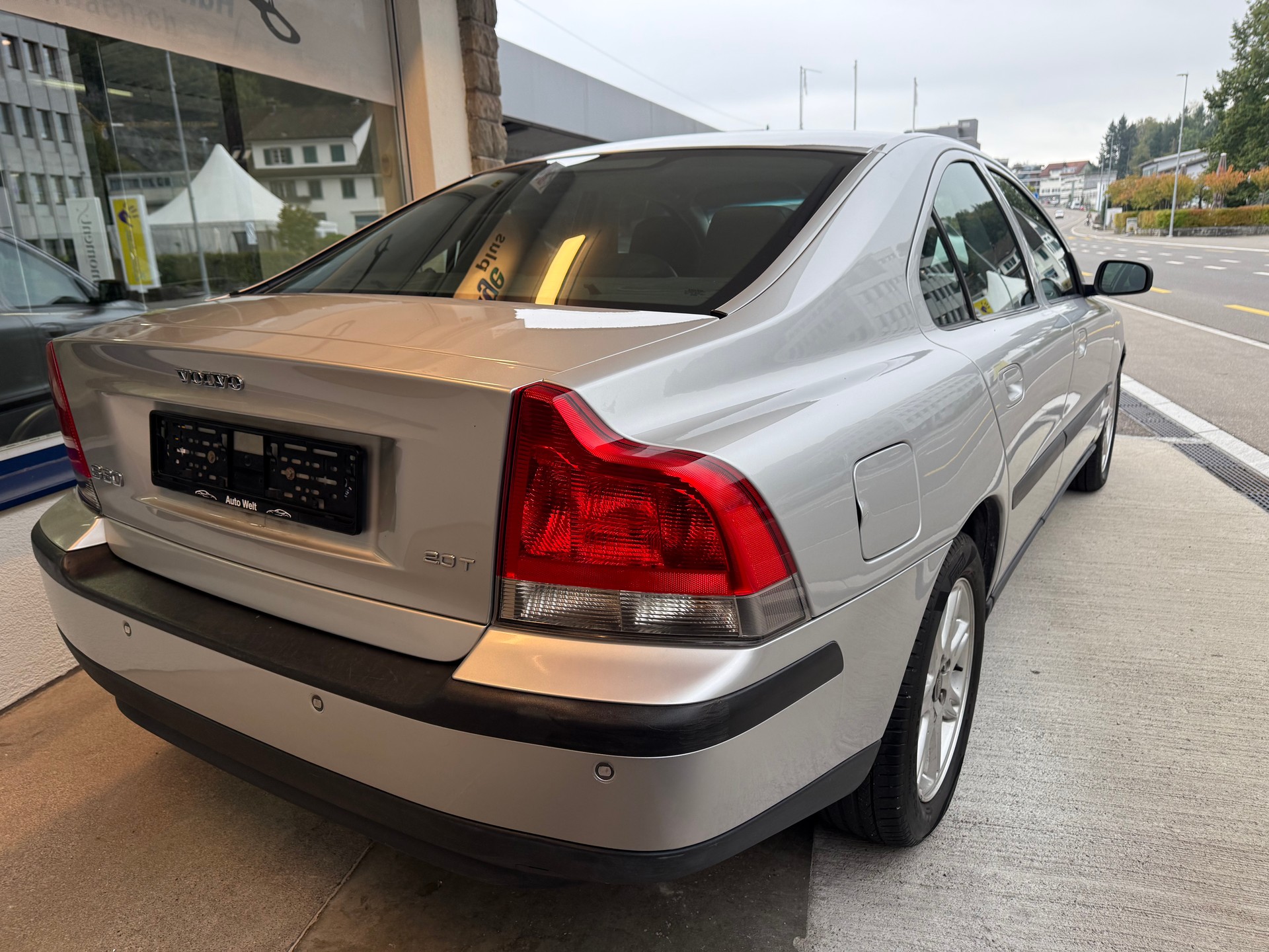 VOLVO S60 2.0T-image-4