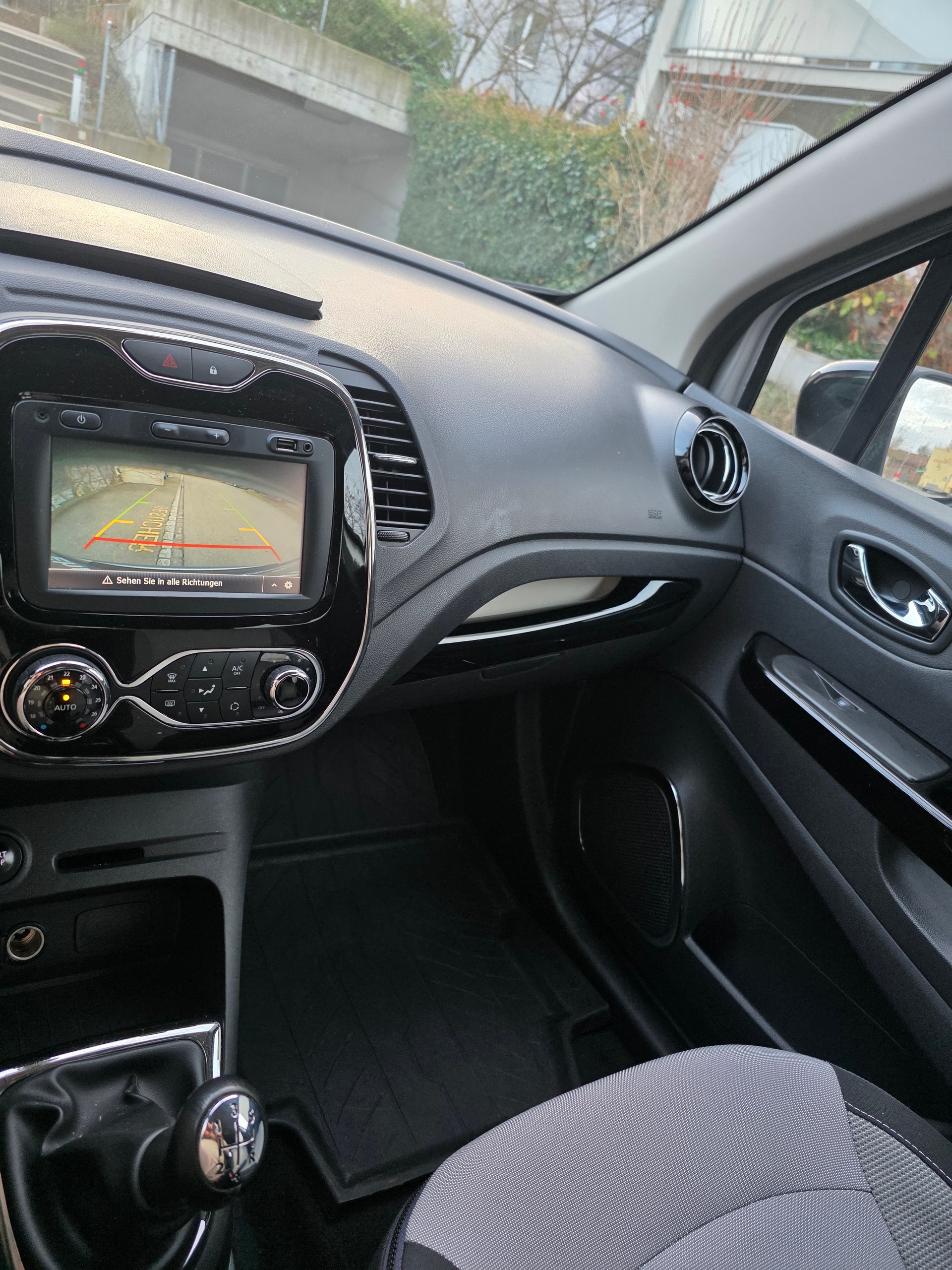RENAULT Captur 1.5 dCi Intens-image-12
