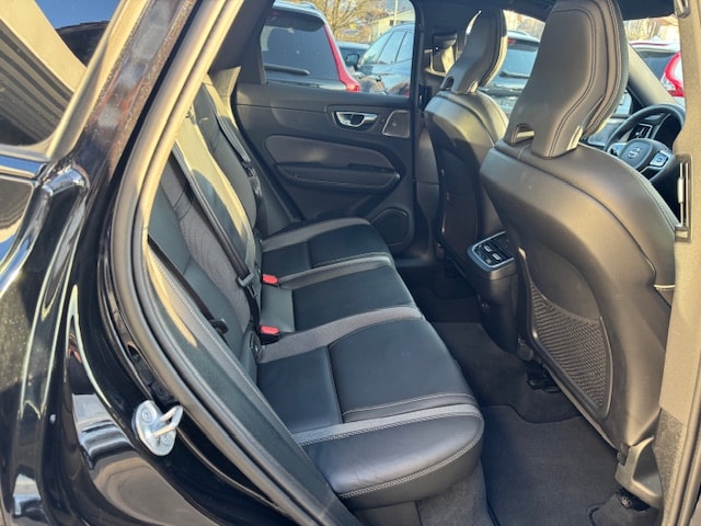 VOLVO XC60 2.0 B5 MH Ultra Black Edition AWD-image-12