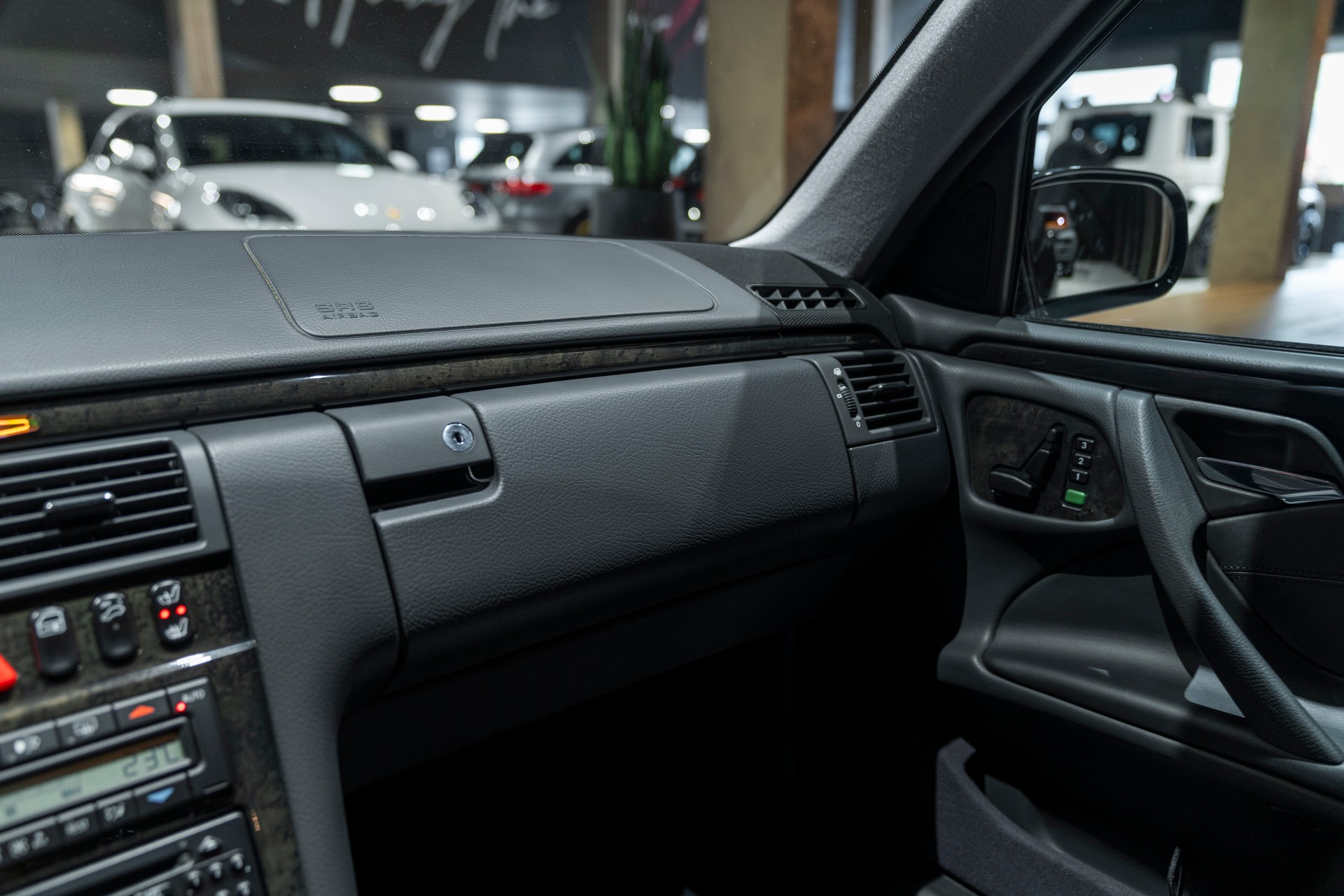 MERCEDES-BENZ E 55 AMG Avantgarde Automatic-image-13