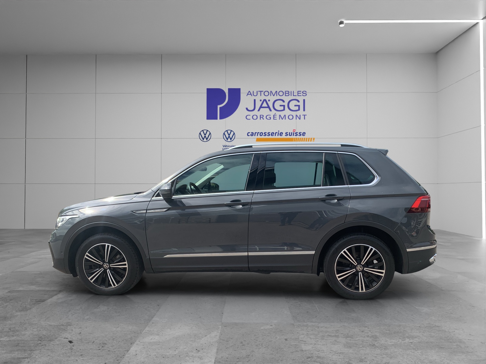 VW Tiguan 2.0TSI Elegance 4Motion DSG-image-4