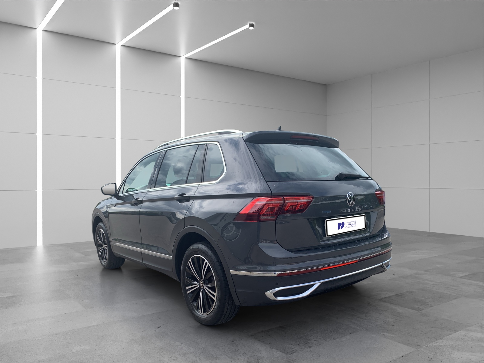 VW Tiguan 2.0TSI Elegance 4Motion DSG-image-3