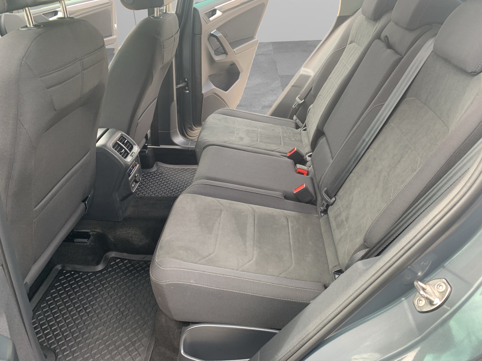 VW Tiguan 2.0TSI Elegance 4Motion DSG-image-11