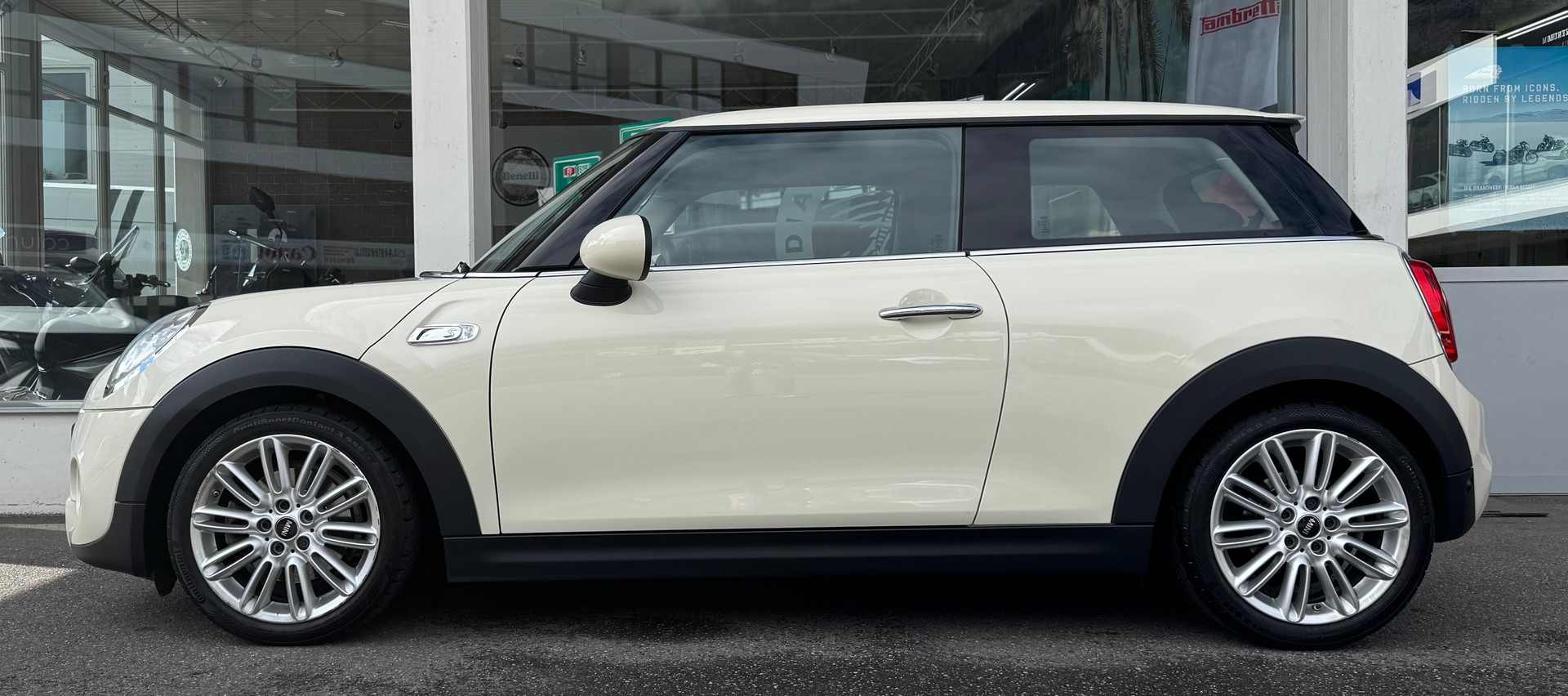 MINI Cooper S-showroom-element-2
