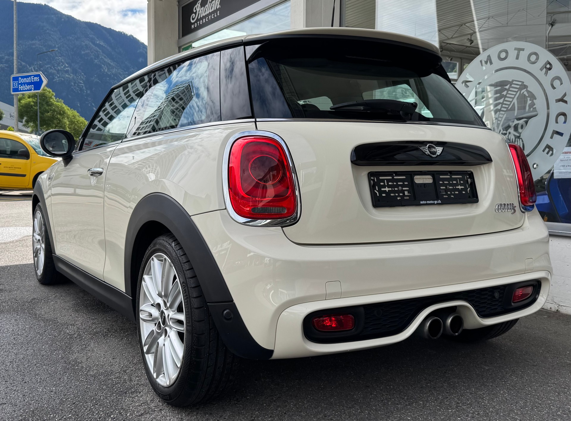 MINI Cooper S-showroom-element-3