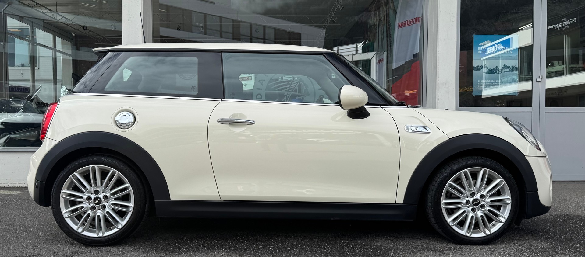 MINI Cooper S-showroom-element-1