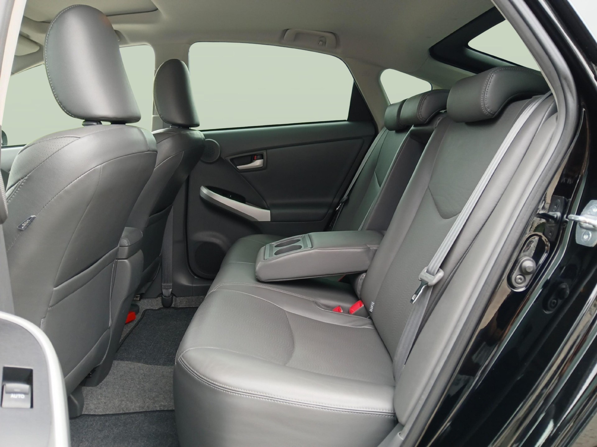 TOYOTA Prius 1.8 VVTi HSD Sol Premium-image-9