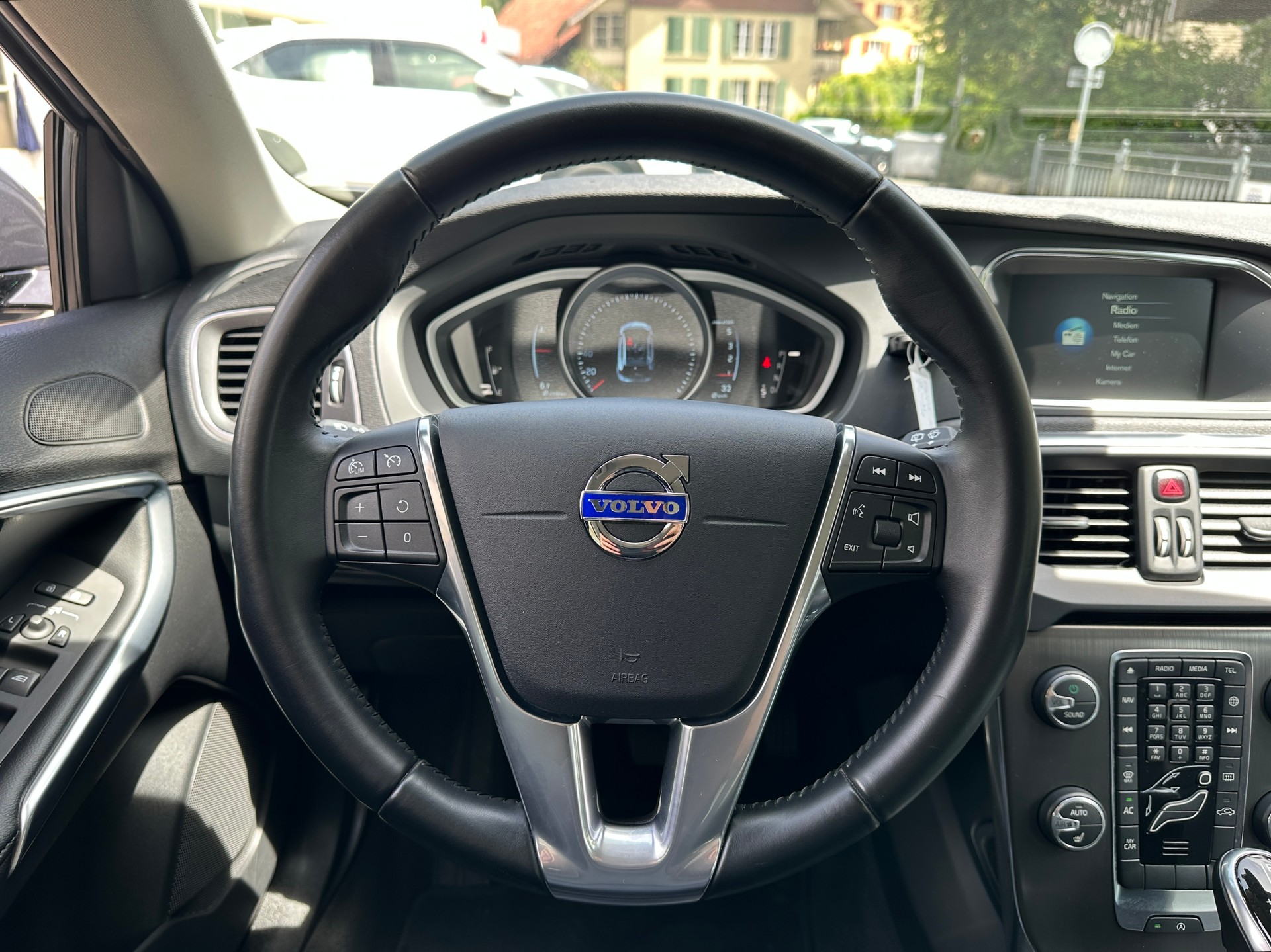 VOLVO V40 D3 Summum Geartronic-image-5