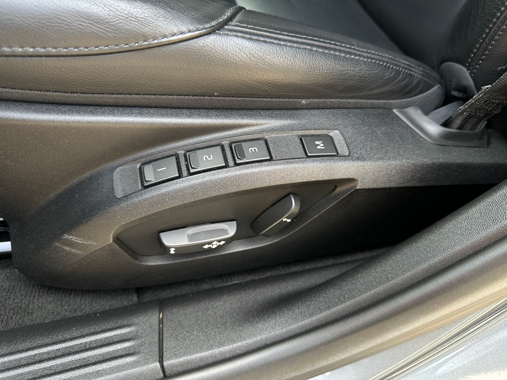 VOLVO V40 D3 Summum Geartronic-image-16