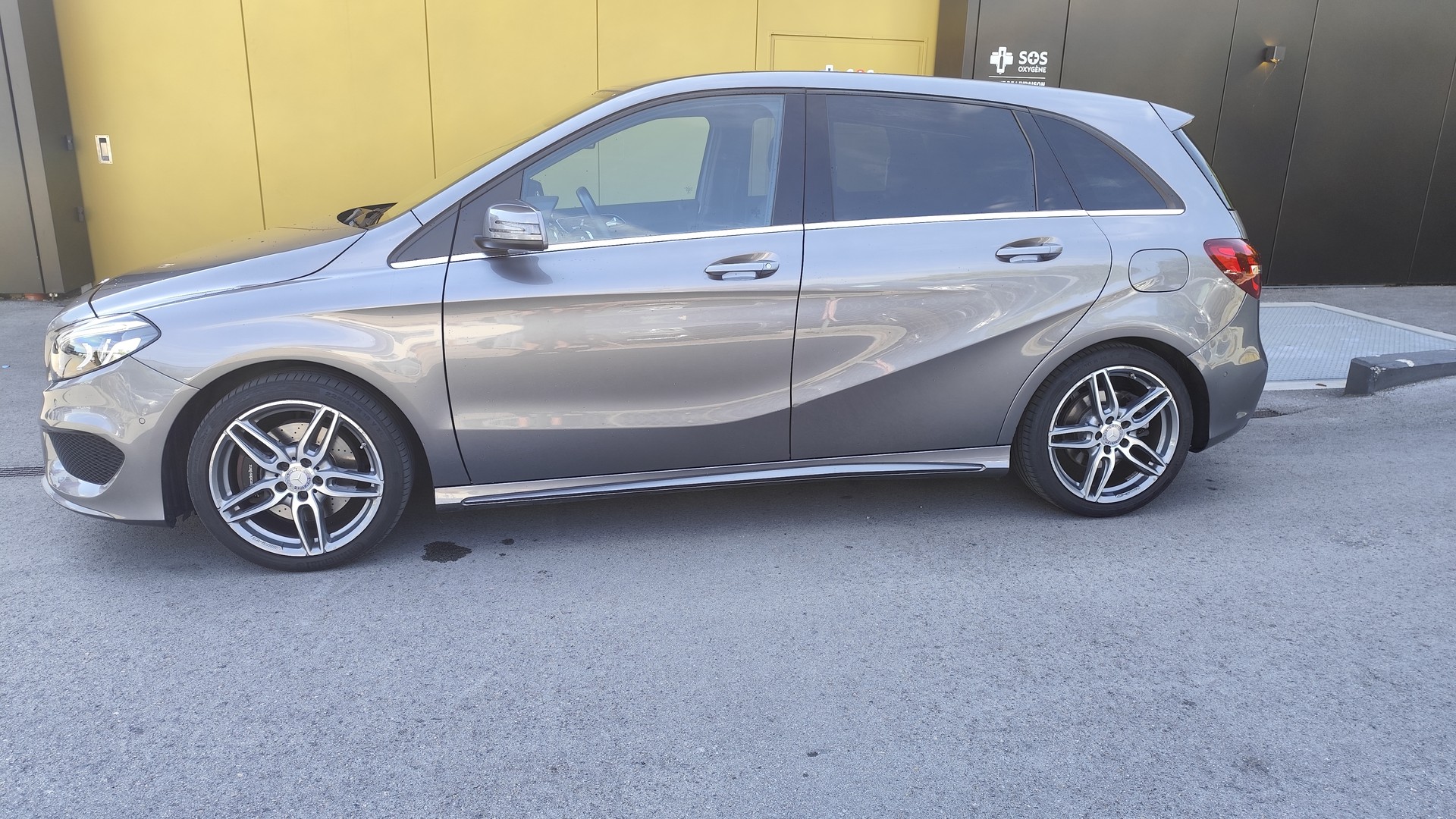 MERCEDES-BENZ B 250 AMG Line 4Matic 7G-DCT-image-3