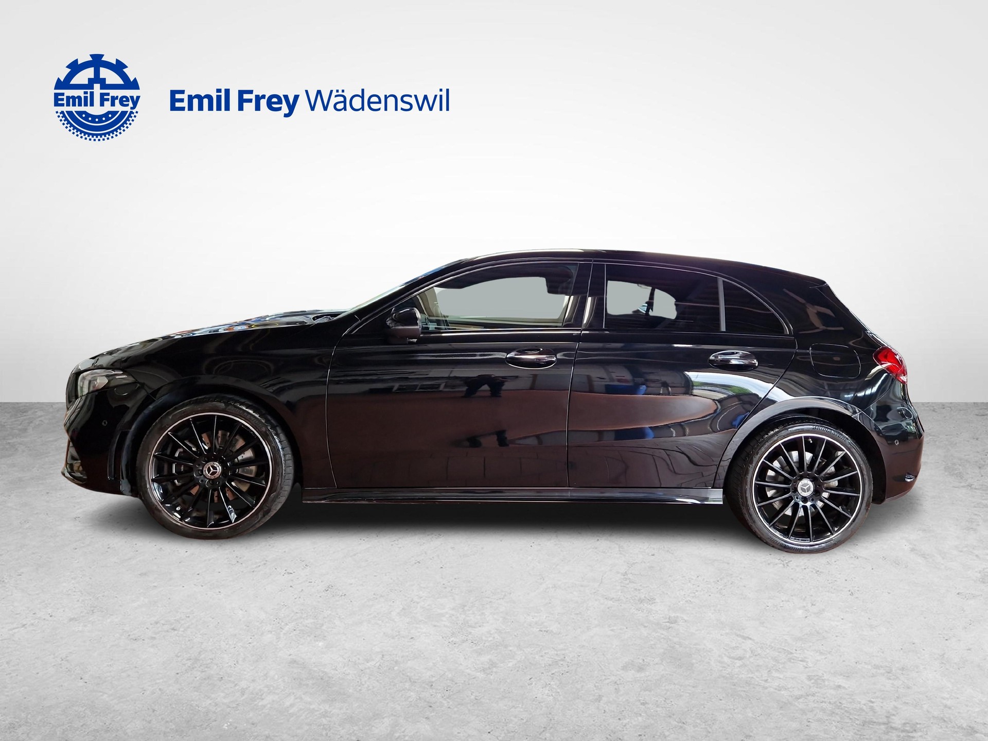 MERCEDES-BENZ A 250 e AMG Line-showroom-element-1