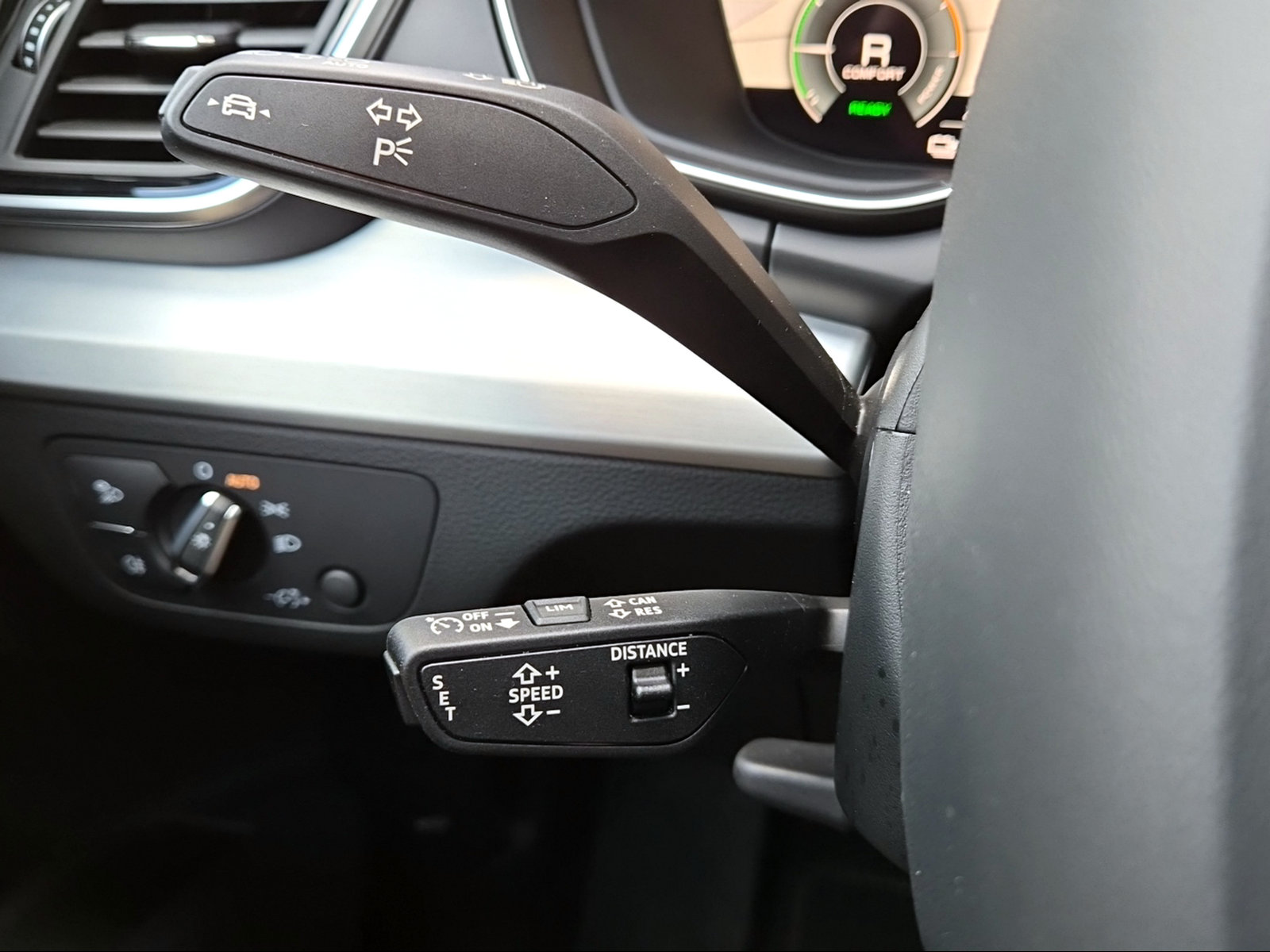 AUDI Q5 55 TFSI e PHEV S line quattro S-tronic Gletscherweiss Metallic-image-15