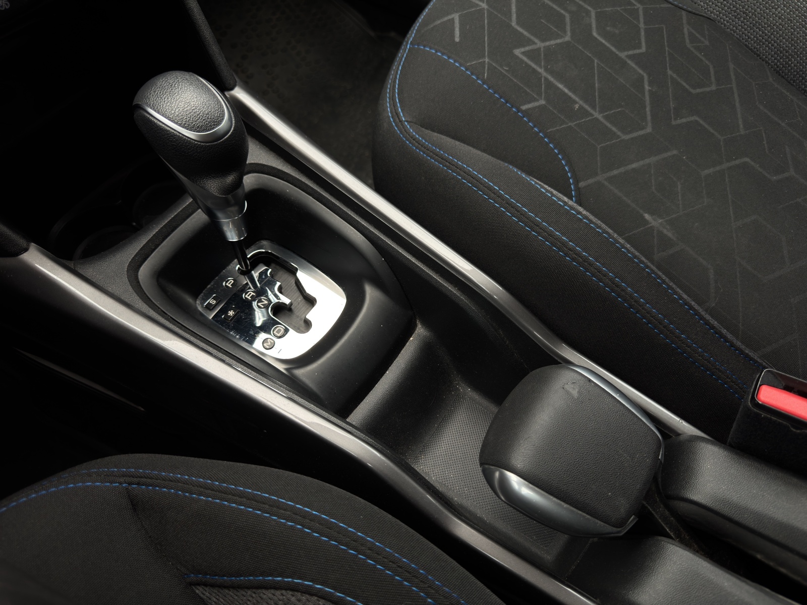 PEUGEOT 2008 1.2 PureTech Style EAT6 *Apple CarPlay*Sitzheizung uvm*-image-17