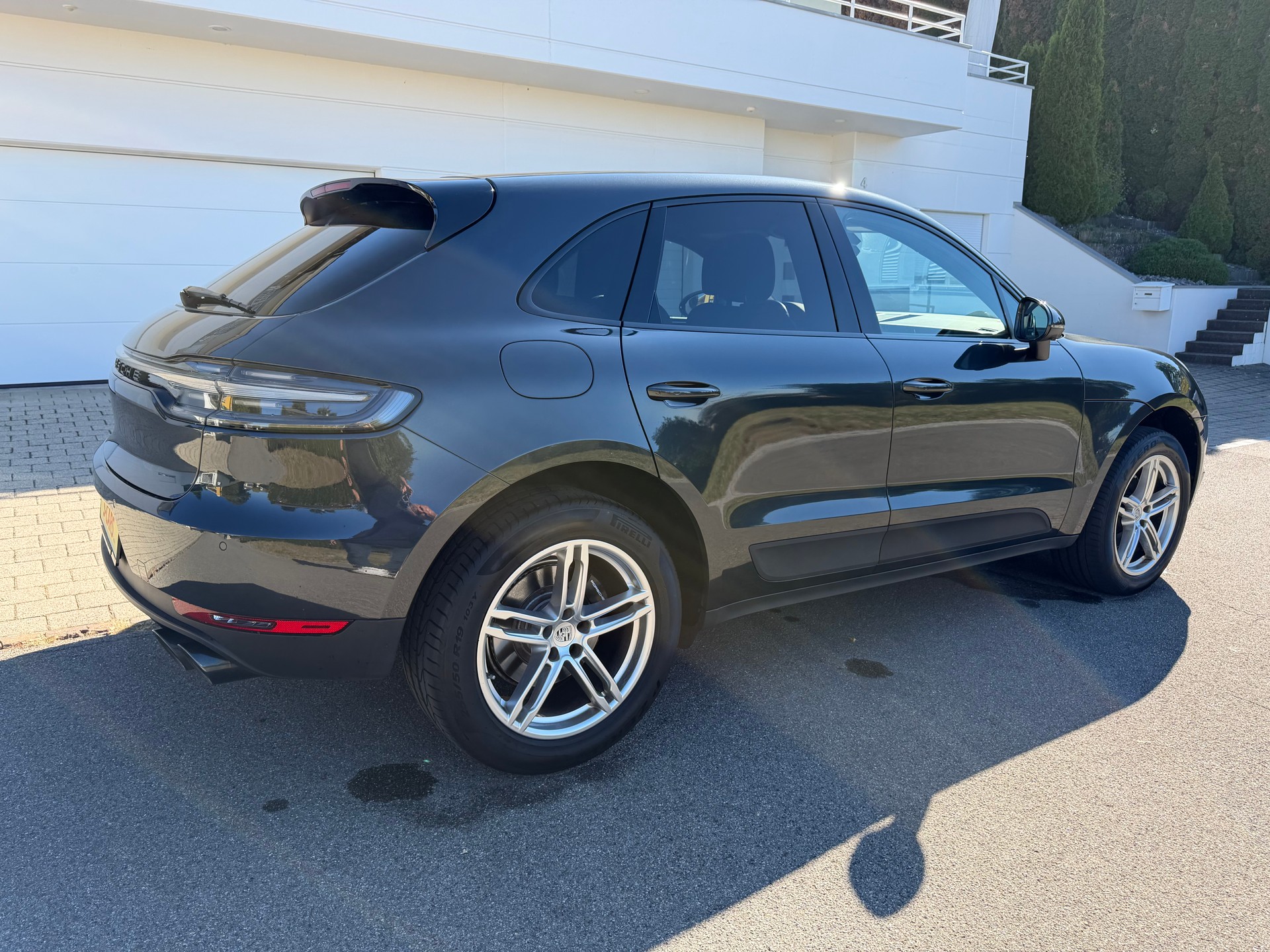 PORSCHE Macan PDK-showroom-element-3