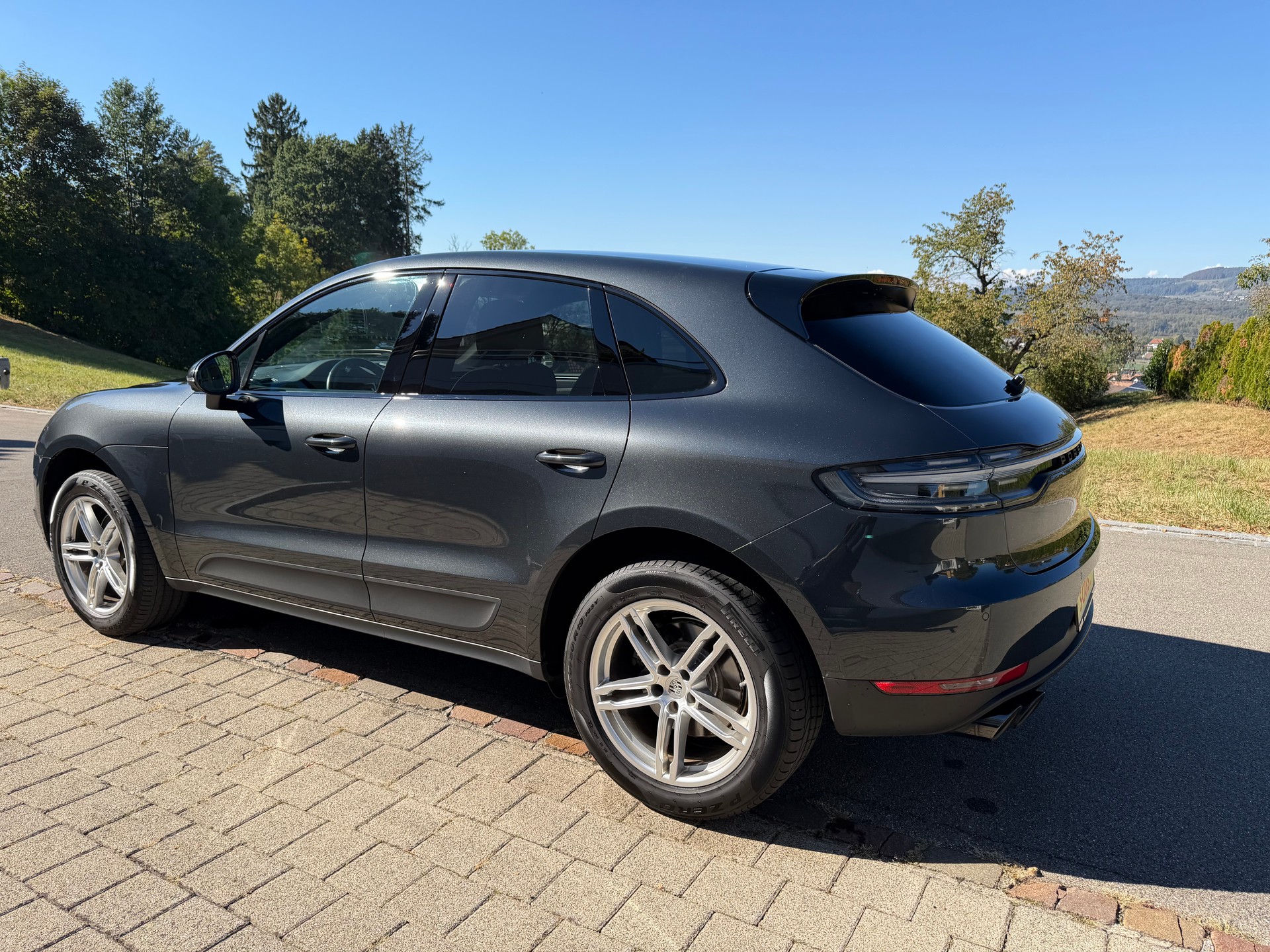 PORSCHE Macan PDK-showroom-element-1