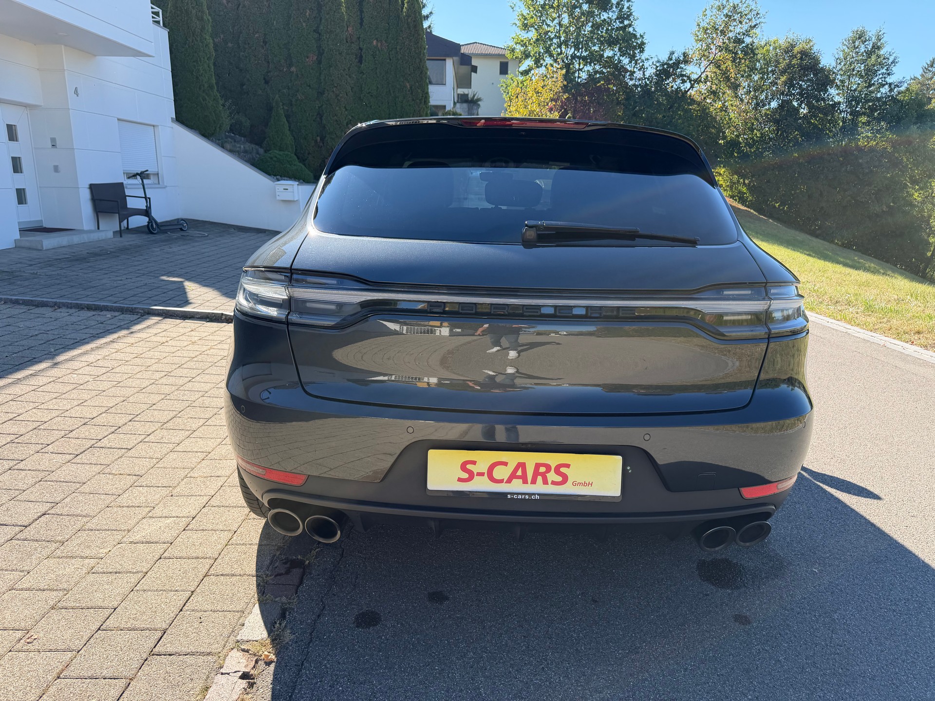 PORSCHE Macan PDK-showroom-element-2