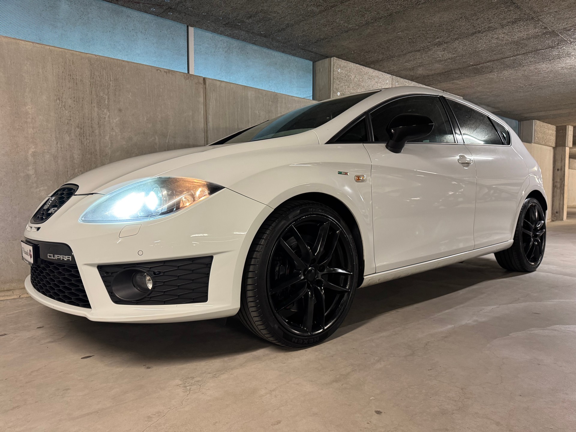 SEAT Leon 2.0 TSI Cupra R310 World Champion Edition-image-8