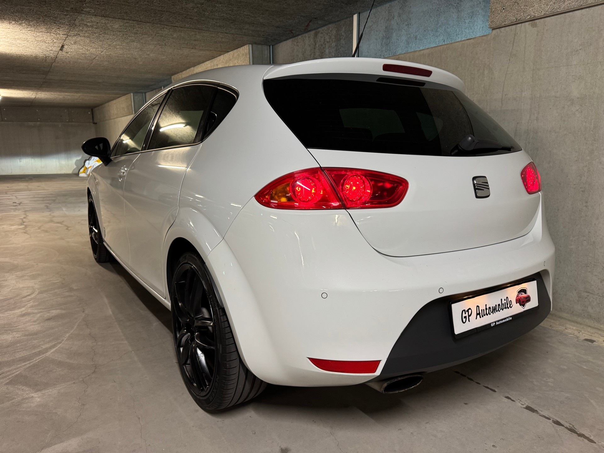 SEAT Leon 2.0 TSI Cupra R310 World Champion Edition-image-12