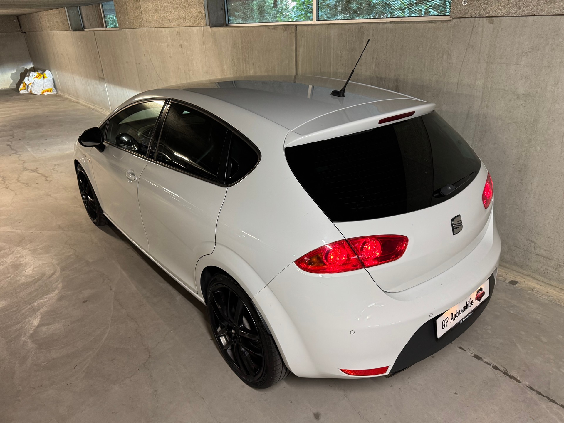 SEAT Leon 2.0 TSI Cupra R310 World Champion Edition-image-11