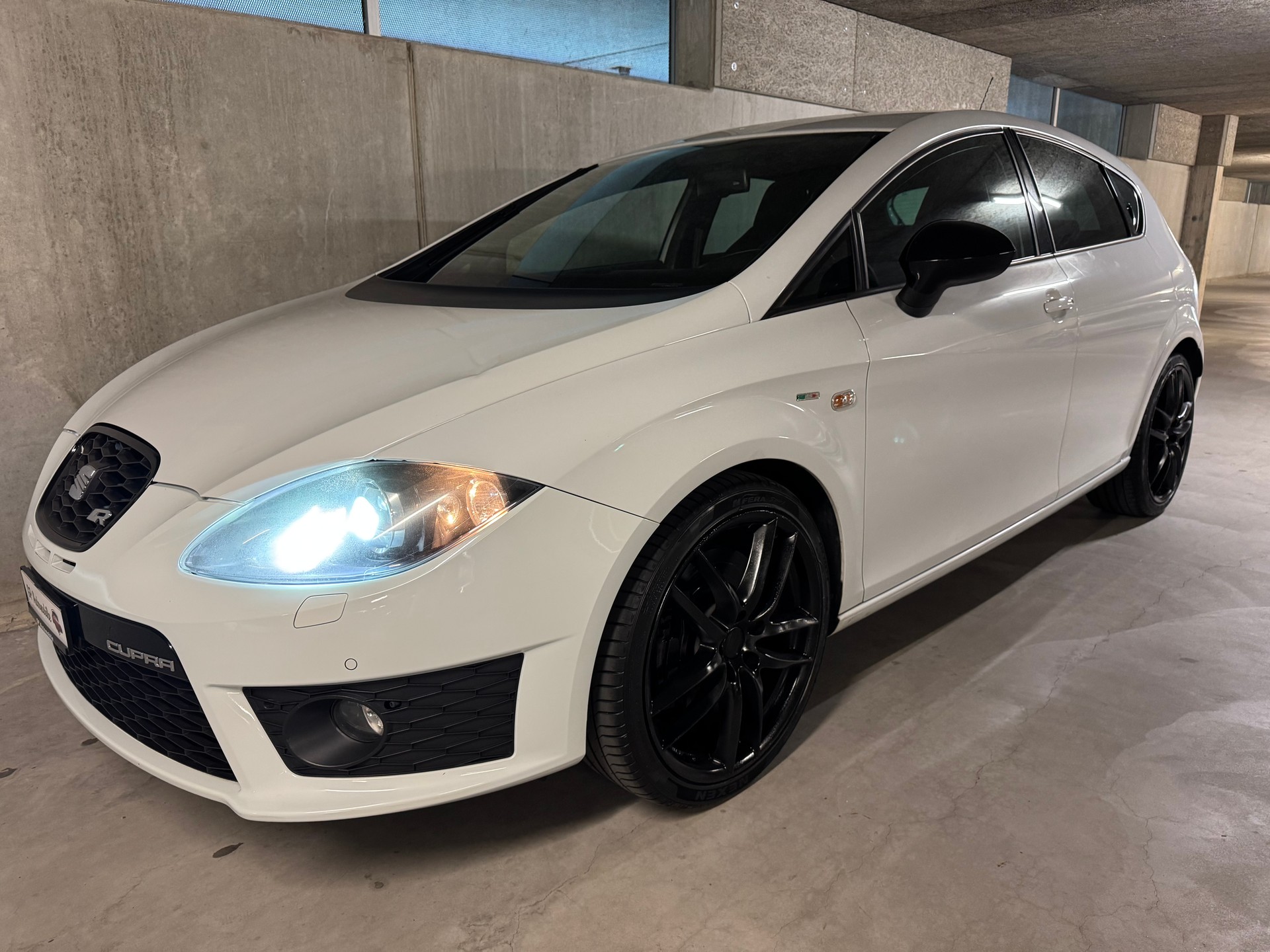 SEAT Leon 2.0 TSI Cupra R310 World Champion Edition-image-6