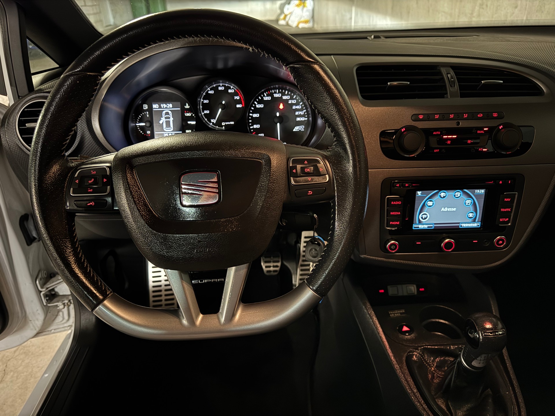 SEAT Leon 2.0 TSI Cupra R310 World Champion Edition-image-19