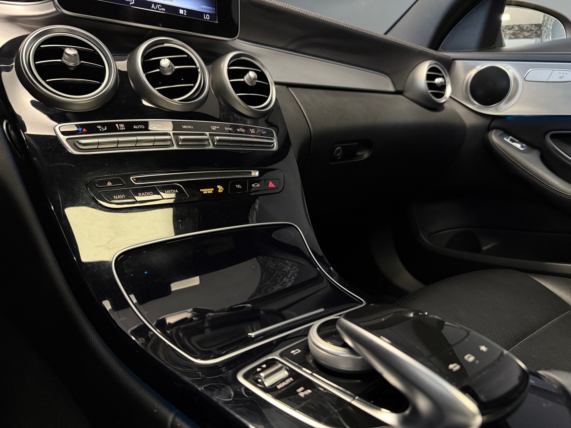 MERCEDES-BENZ C 200 Swiss Star Edition AMG Line 7G-Tronic-image-12