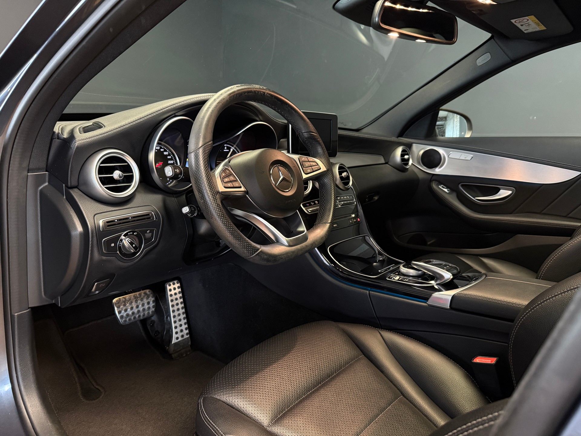MERCEDES-BENZ C 200 Swiss Star Edition AMG Line 7G-Tronic-image-4