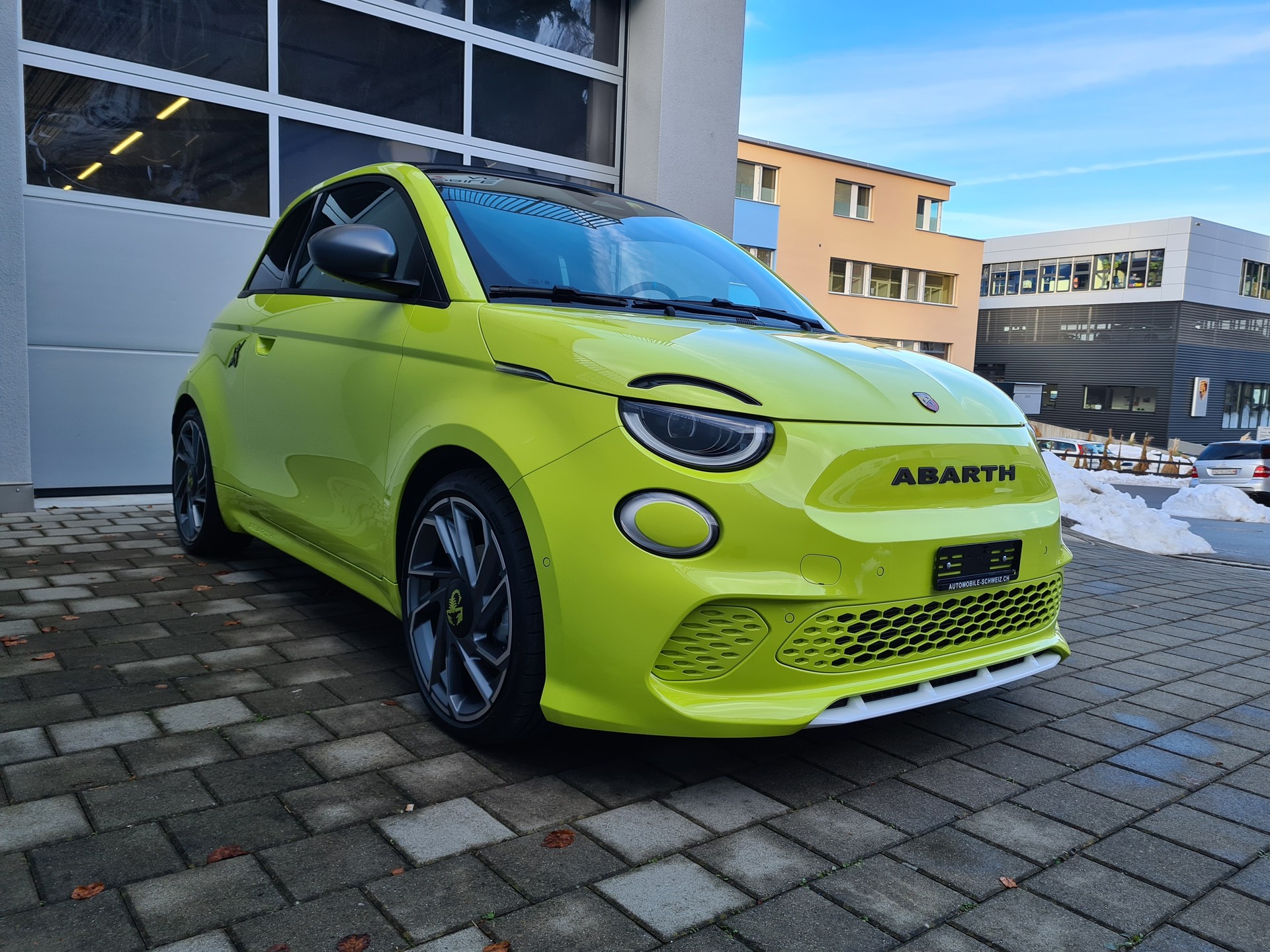 FIAT Abarth Cabrio 500e Scorpionissima-image-4
