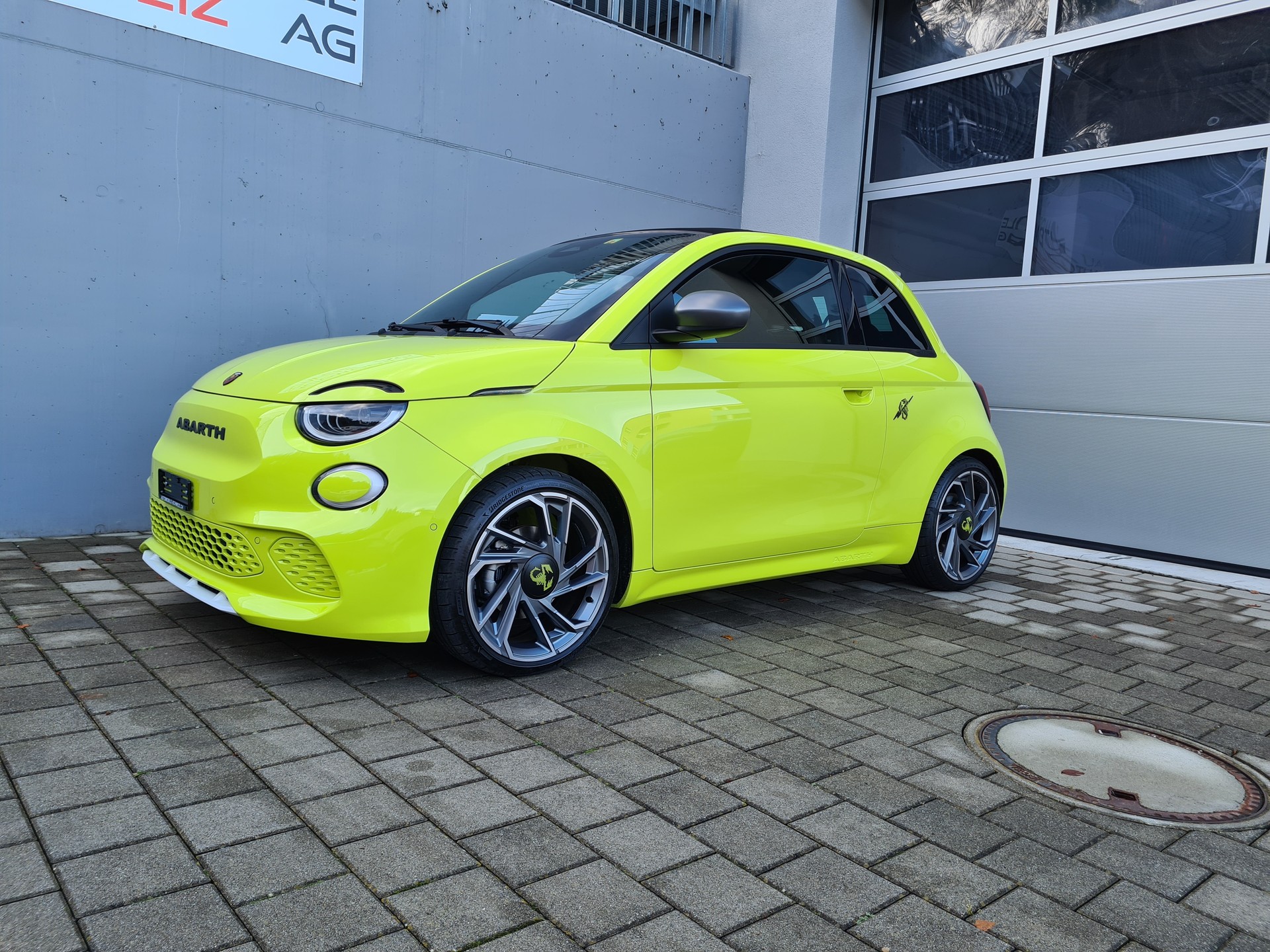 FIAT Abarth Cabrio 500e Scorpionissima-image-1