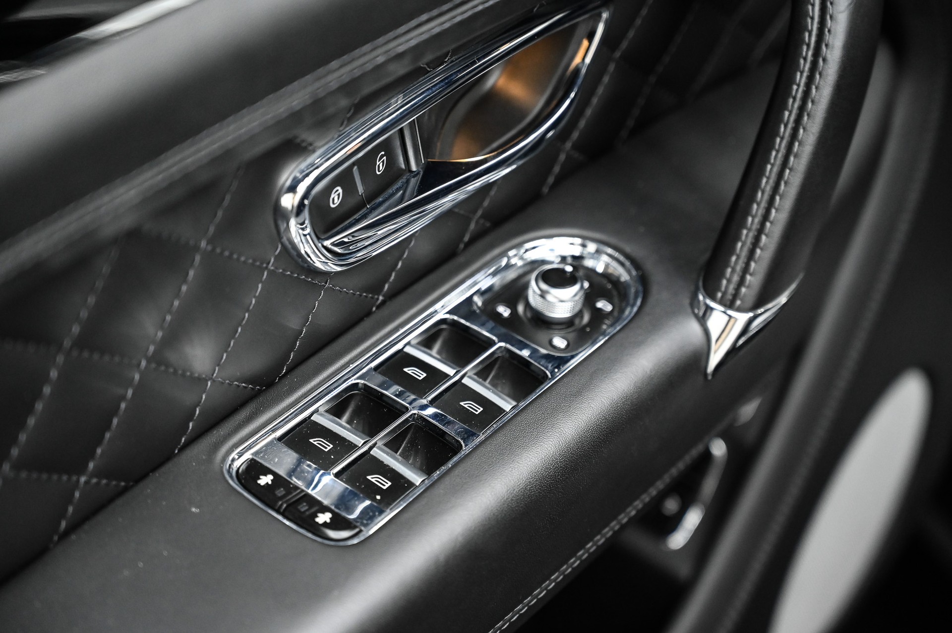 BENTLEY Bentayga 6.0 W12-image-18
