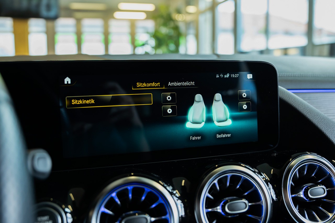 MERCEDES-BENZ GLA 250 4Matic AMG Line 8G-DCT-image-21