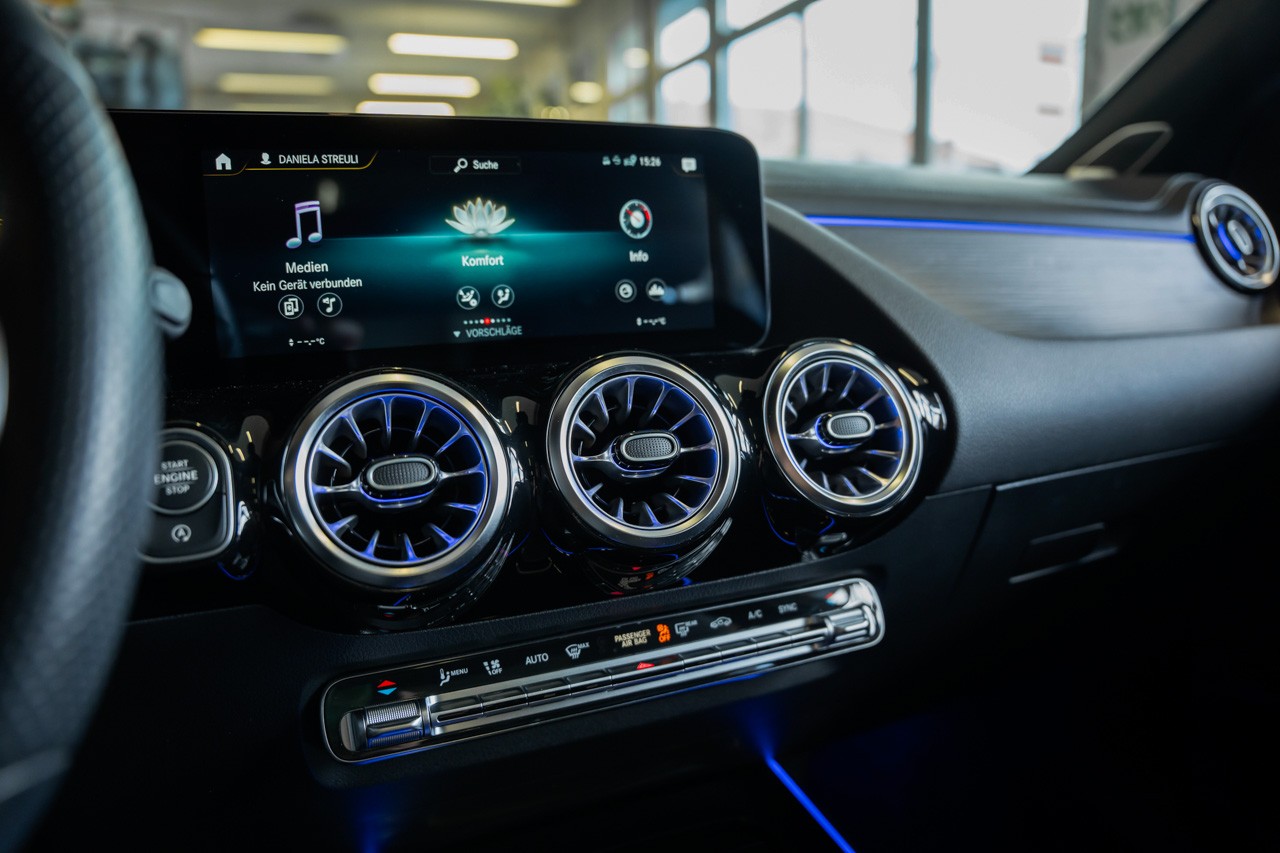MERCEDES-BENZ GLA 250 4Matic AMG Line 8G-DCT-image-24