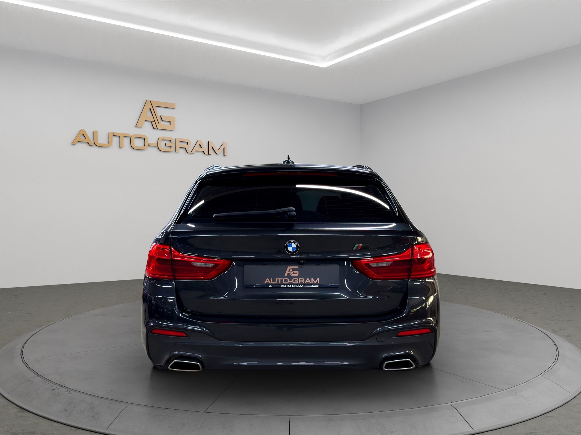 BMW 540i xDrive Touring M-Sportpaket Steptronic-showroom-element-3
