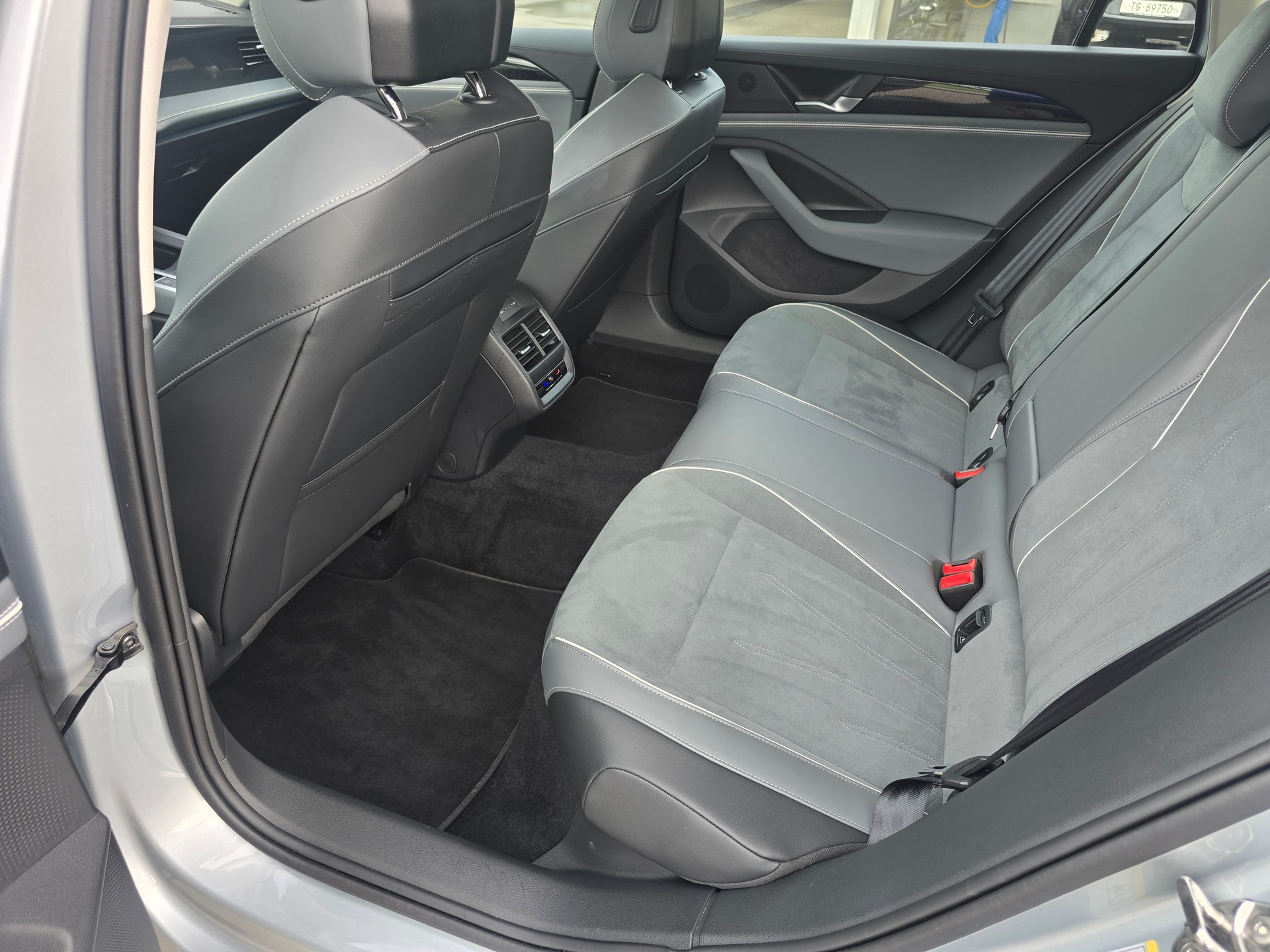 VW Passat Variant 2.0 TDI evo Business DSG-image-7